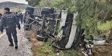 Kuşadası’nda servis aracı devrildi: 12 yaralı