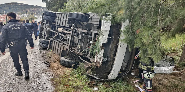 Kuşadası’nda servis aracı devrildi: 12 yaralı