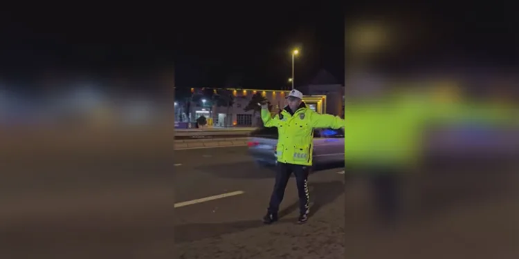 Kuyuya düşen inek iş makinesine bağlanan halatla çıkartıldı