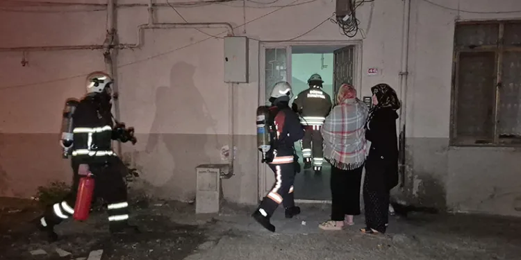 Seyir halindeki minibüs alev aldı