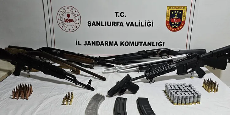 Park halindeki tıra çarpan minibüs kağıt gibi ezildi: 1 ölü