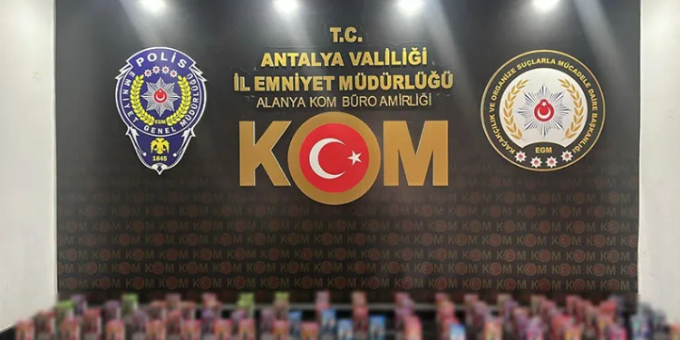 Çanakkale’de rüzgar gülü kanadı taşıyan tır devrildi