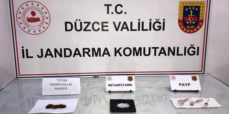 Seyir halindeki minibüs alev aldı