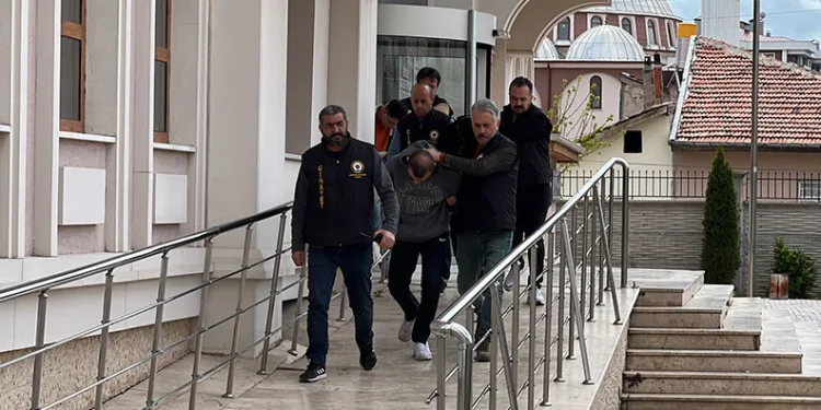 Çaldığı otomobille kuyumcu soyan hırsız otomobili çaldığı işyerine geri bıraktı