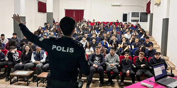Çaldığı ziynet eşyaları ve paralarla kaçamadan polise yakalandı