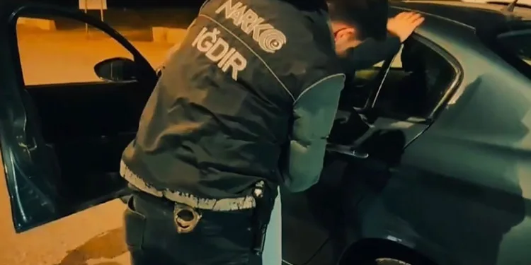 Kontrolden çıkan otomobil üst geçide çarptı: 1 yaralı