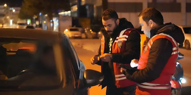 Çanakkale’de rüzgar gülü kanadı taşıyan tır devrildi