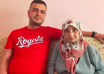 Yaşlı kadını tuzağa düşürüp altınlarını çaldılar