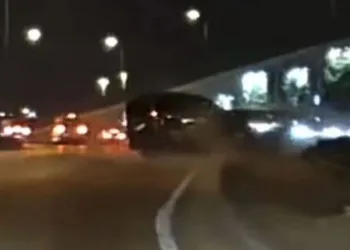Makas atan sürücü zincirleme kazaya sebep oldu