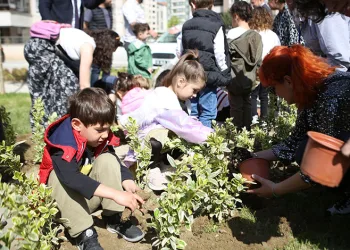 Yeni parkın bitkilerini minikler dikti