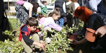 Yeni parkın bitkilerini minikler dikti