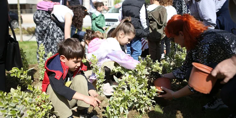 Yeni parkın bitkilerini minikler dikti
