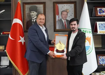 Kağan Mehmet Usta’ya Teşekkür Plaketi