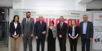 Bursa’da park halindeki otomobil alev topuna döndü