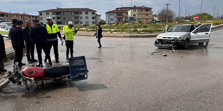 İznik’te otomobil ile motosiklet çarpıştı:1 yaralı
