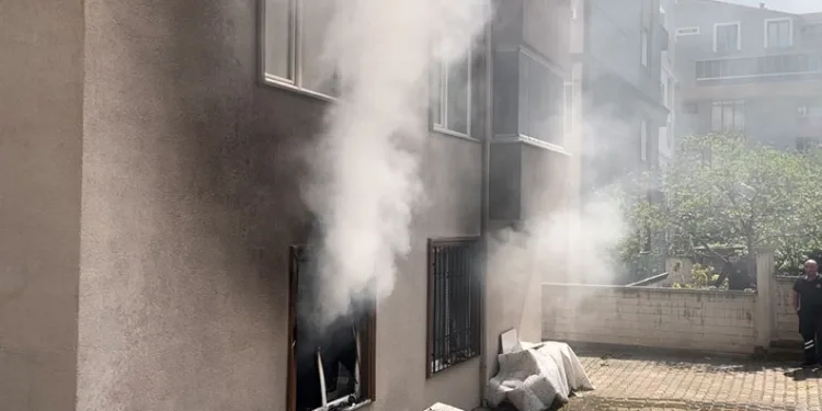 Bursa’da 5 katlı binanın zemin katında yangın paniği
