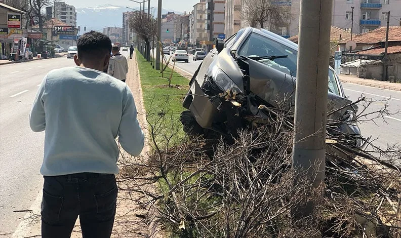 Park halindeki tıra çarpan minibüs kağıt gibi ezildi: 1 ölü