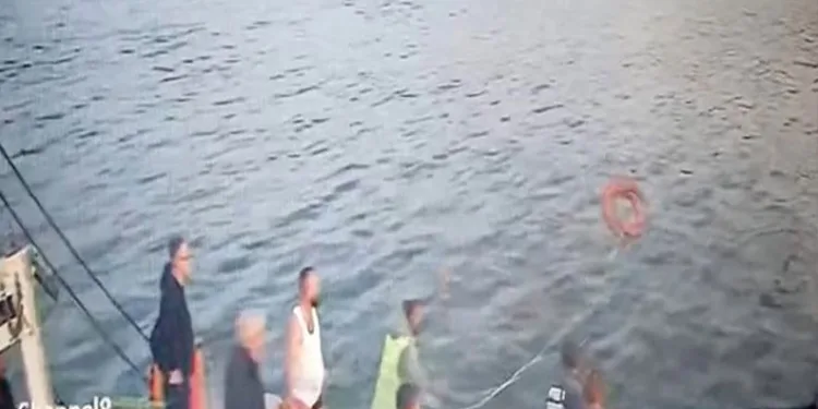 Park halindeki tıra çarpan minibüs kağıt gibi ezildi: 1 ölü