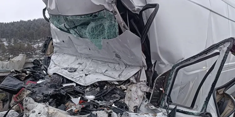 Park halindeki tıra çarpan minibüs kağıt gibi ezildi: 1 ölü