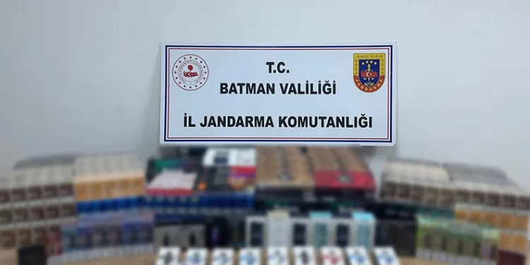 Çanakkale’de rüzgar gülü kanadı taşıyan tır devrildi