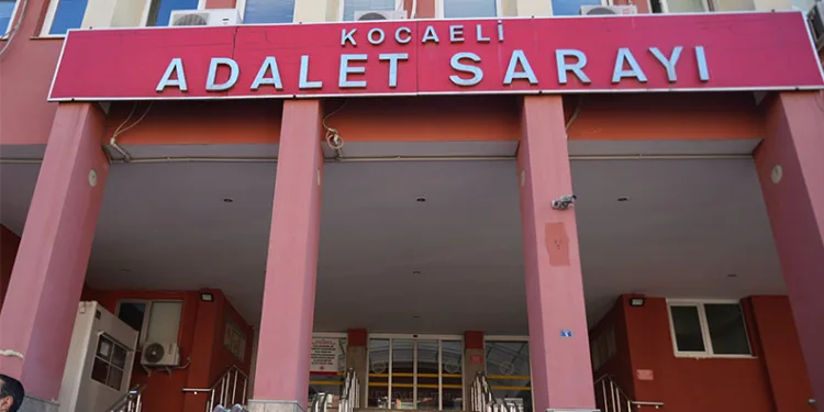 Çanakkale’de rüzgar gülü kanadı taşıyan tır devrildi