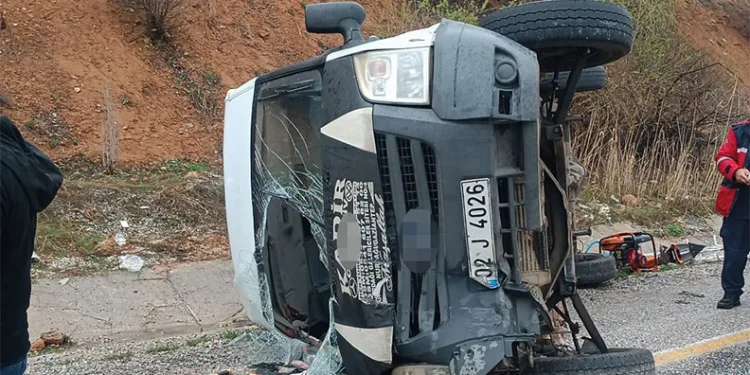 Malatya’da kontrolden çıkan minibüs devrildi: 5 yaralı