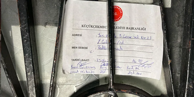 Seyir halindeki minibüs alev aldı
