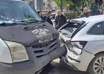 Bursa’da kamyonet ile otomobil çarpıştı: 3 yaralı