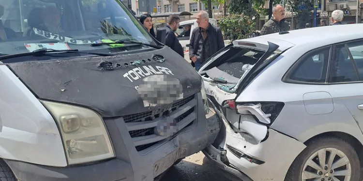 Bursa’da kamyonet ile otomobil çarpıştı: 3 yaralı