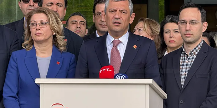 Edremit’te çöplük yangını büyümeden kontrol altına alındı