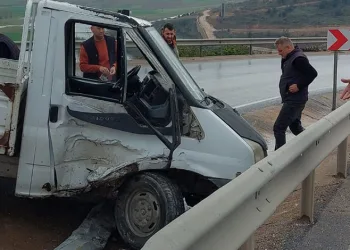 Bursa’da kontrolden çıkan kamyonet direği devirdi
