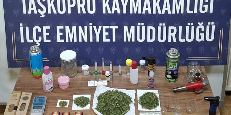 Çaldığı ziynet eşyaları ve paralarla kaçamadan polise yakalandı