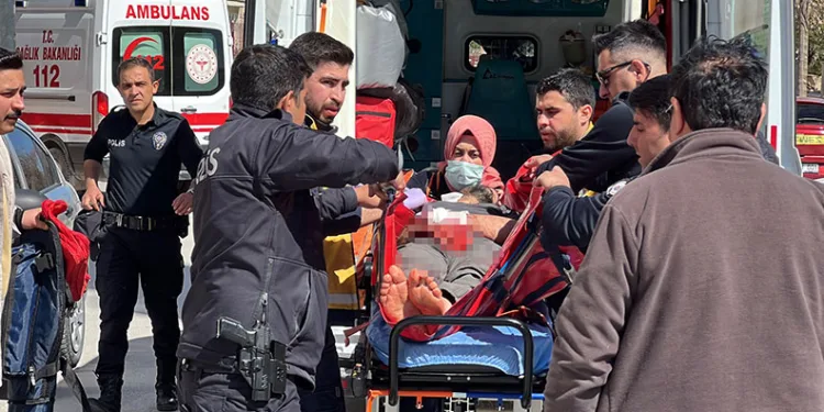 Çanakkale’de rüzgar gülü kanadı taşıyan tır devrildi