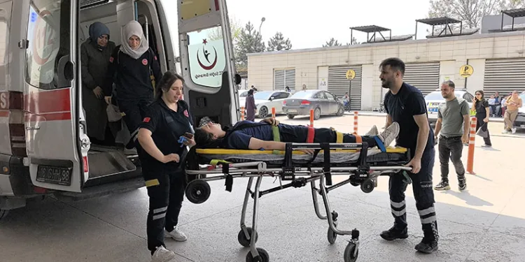 Depremden kaçarken merdivenlerden düştü