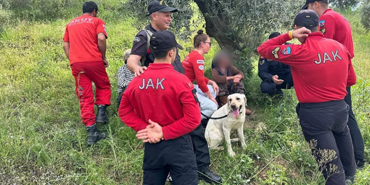 Kazada yaralanan baba, ağlayan oğlunun elini tutarak sakinleştirdi