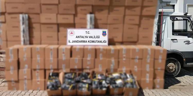 Çanakkale’de rüzgar gülü kanadı taşıyan tır devrildi