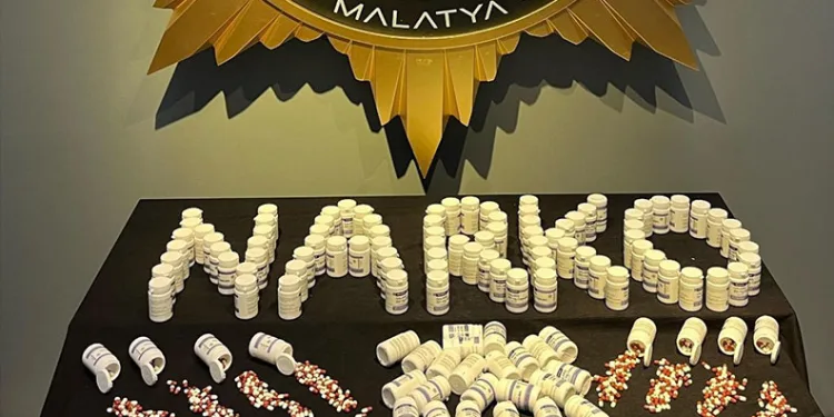 Seyir halindeki minibüs alev aldı
