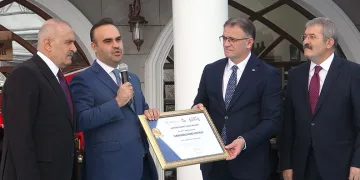 Iğdır’da seyir halindeki aracın üzerine ağaç devrildi, sürücü yaralandı