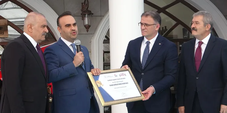 Iğdır’da seyir halindeki aracın üzerine ağaç devrildi, sürücü yaralandı