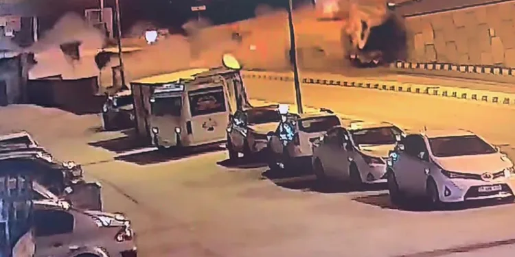 Freni patlayan arazöz otomobile ve üst geçit duvarına çarptı: 1 ölü, 1 yaralı