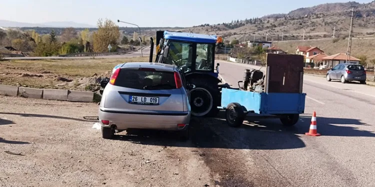 Çanakkale’de rüzgar gülü kanadı taşıyan tır devrildi