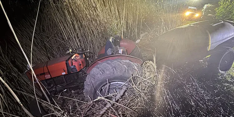 Kazada yaralanan baba, ağlayan oğlunun elini tutarak sakinleştirdi