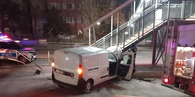 Kontrolden çıkan otomobil üst geçide çarptı: 1 yaralı