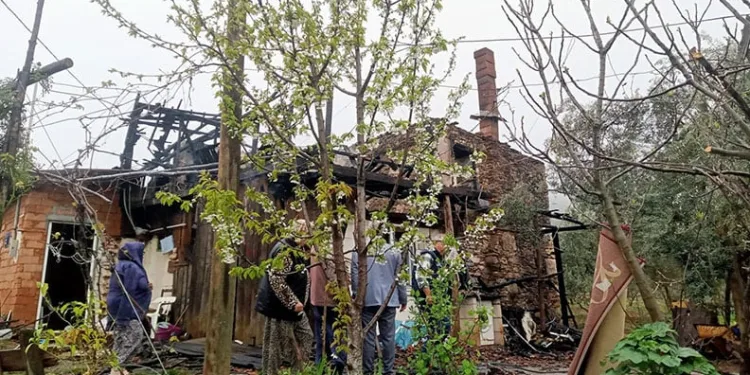 Park halindeki tıra çarpan minibüs kağıt gibi ezildi: 1 ölü