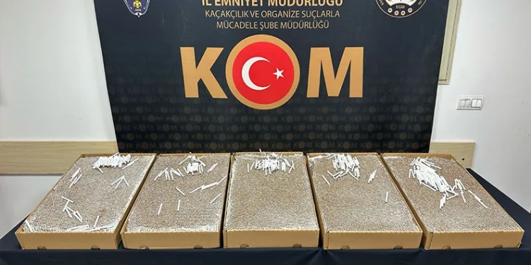 Çaldığı ziynet eşyaları ve paralarla kaçamadan polise yakalandı