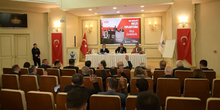 Park halindeki tıra çarpan minibüs kağıt gibi ezildi: 1 ölü
