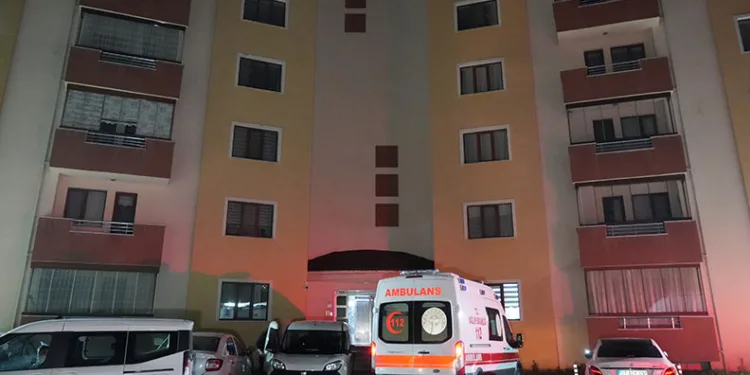 Seyir halindeki minibüs alev aldı