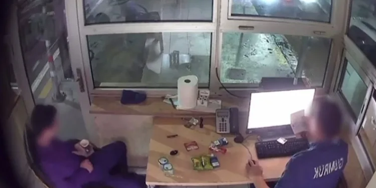 Park halindeki tıra çarpan minibüs kağıt gibi ezildi: 1 ölü