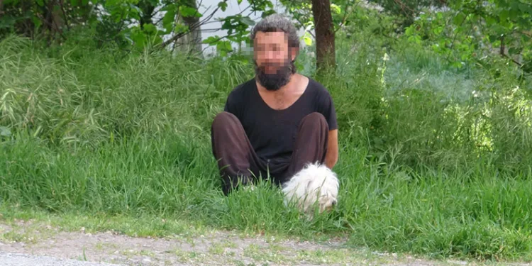 Kazada yaralanan baba, ağlayan oğlunun elini tutarak sakinleştirdi