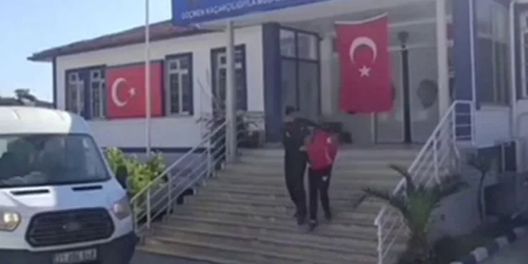 Otomobile 8 göçmen sığdıran şahıs tutuklandı